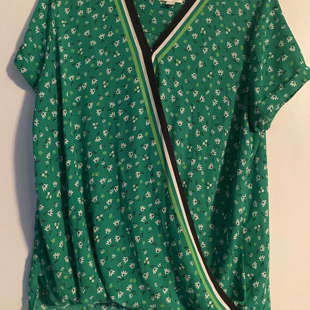 Sheer green short sleeve with white flowers & crossed neck front - Size Large,